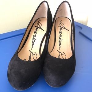 Women’s size 8 suede Wedge new condition